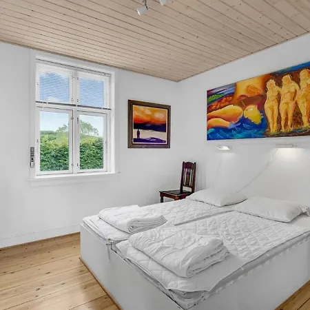Six-bedroom In בית נופש