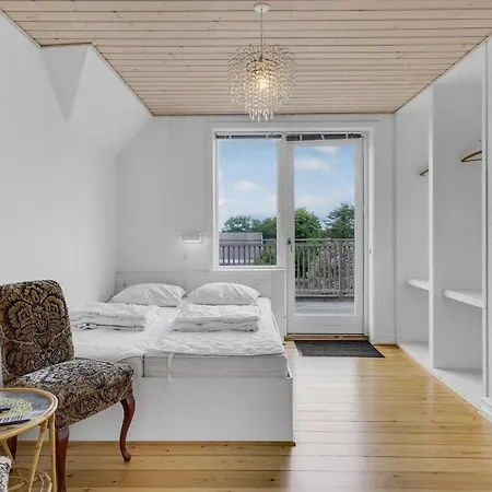 Six-bedroom In בית נופש